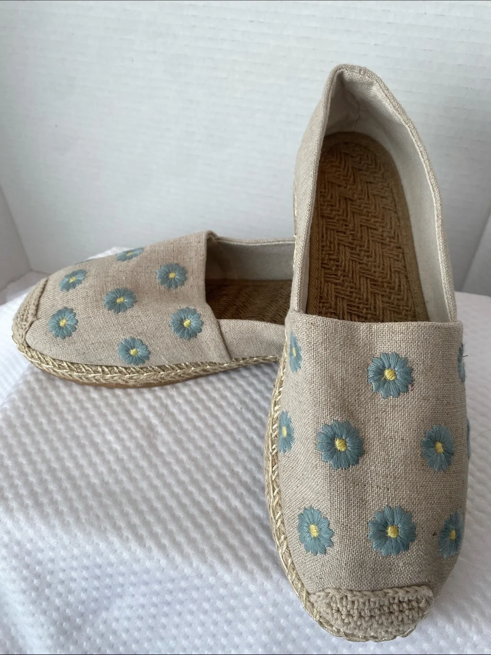 New Women's Daisy Embroidered Canvas Espadrilles Slip-On Flats - Size 8 / 8.5